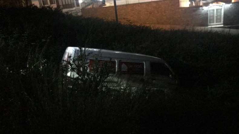 Kontrolden çıkan minibüs ağaçlık alana uçtu