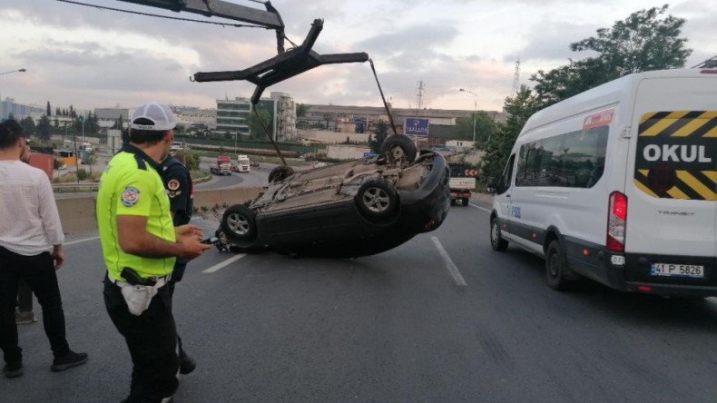Bariyerlere çarpan otomobil takla attı; Yaralılar var