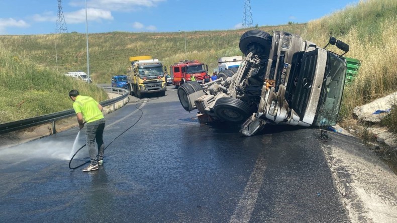 Kontrolden Çıkan Tır Yan Yattı: Kimyasal Madde Yola Saçıldı