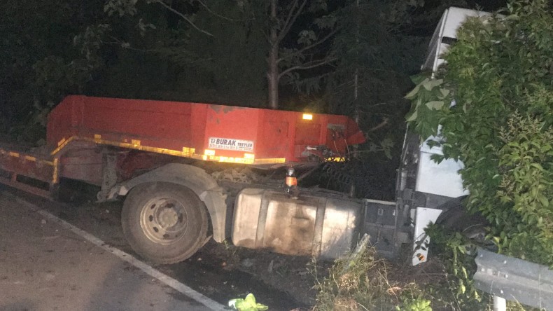 Tır Bariyerlere Çarptı, İş Makineleri Uçurumdan Metrelerce Aşağı Uçtu