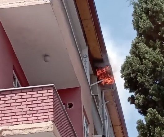 Kocaeli’nde 4 katlı binanın çatısında yangın çıktı