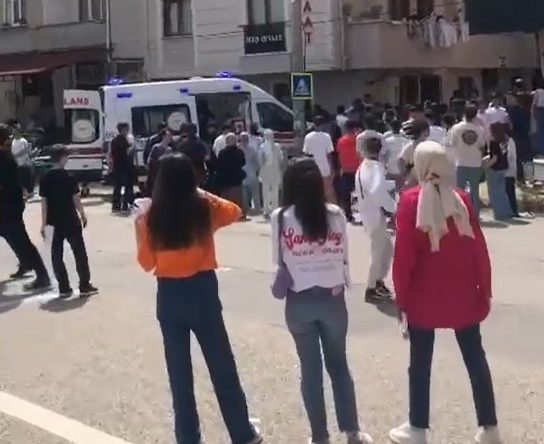 Karnesini alan öğrenci okul önünde arkadaşı tarafından tabanca ile vuruldu