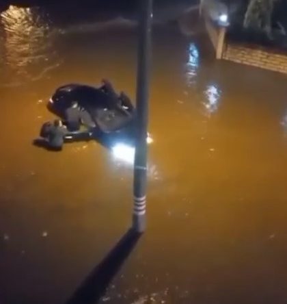 Sokak gölete döndü, suya gömülen otomobili vatandaşlar kurtardı