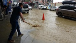 Kocaeli’de yağmur caddeleri göle çevirdi