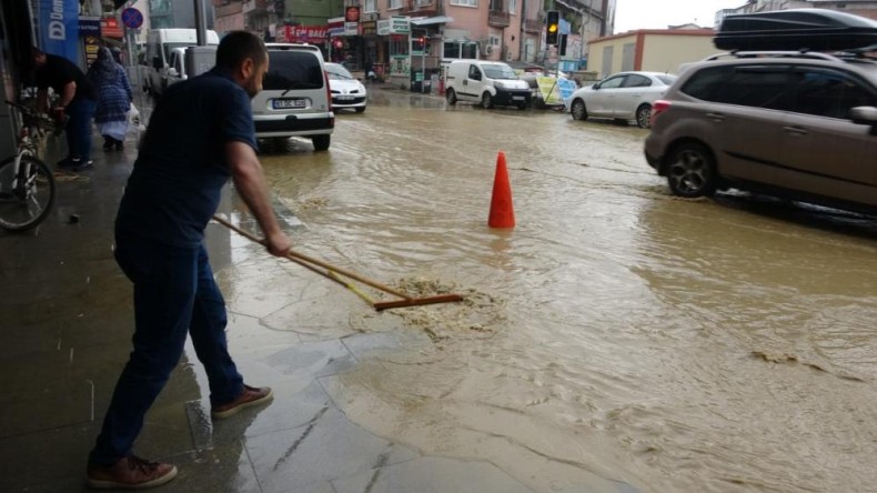 Kocaeli’de yağmur caddeleri göle çevirdi
