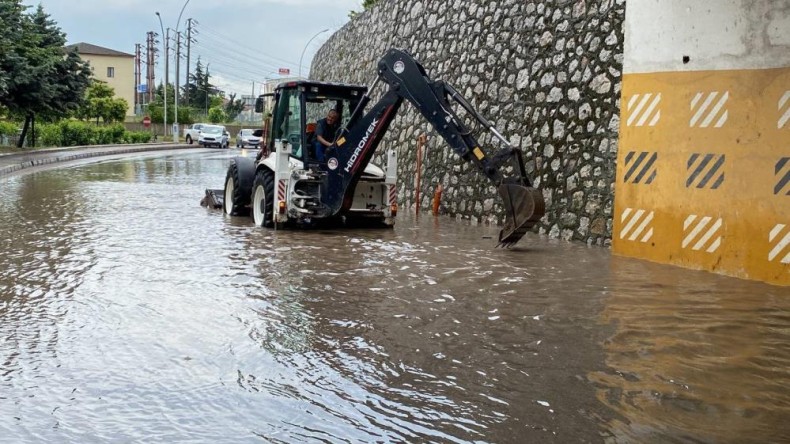 Otomobil su altında kaldı, alt geçitler göle döndü