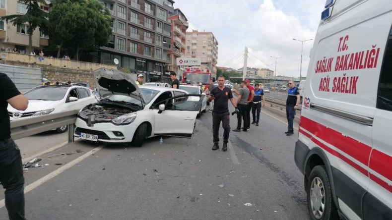 Kocaeli’de kaza; İki kız kardeş araçta sıkıştı