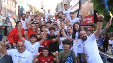 Belediye Derincespor, şampiyonluğu kent merkezinde kutladı