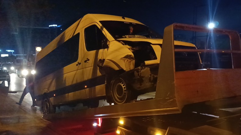 “Dur” İhtarına Uymayan Alkollü Minibüs Sürücüsü Polisi Peşine Taktı