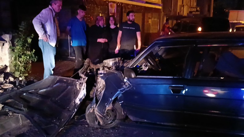 Kontrolden Çıkan Otomobil Trafik Levhasına Çarptı: 1 Yaralı