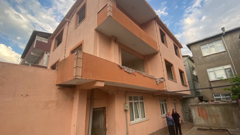 Anne kız memlekete gitmişti, eve geldiklerinde hayrete düştüler: “İnsanlık dışı”