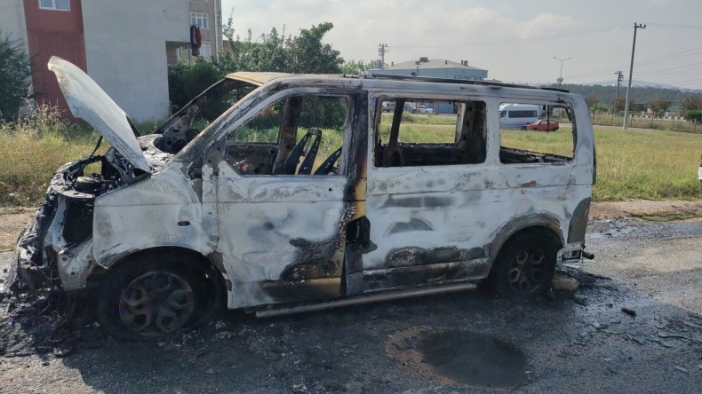 Park Halindeki Minibüs Alev Alev Yandı