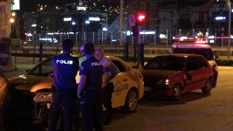 Ticari Taksi İle Çarpışan Otomobilde Yaşlı Adam Yaralandı