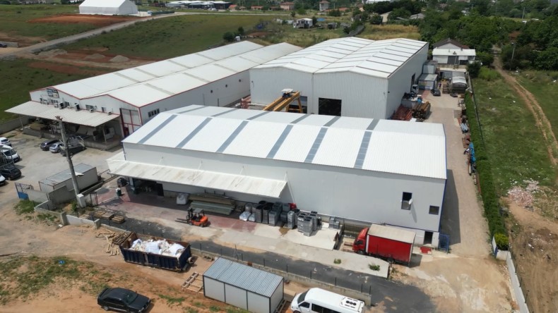 Alev alev yanan fabrika kesimhanede yeniden küllerinden doğdu