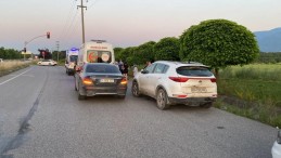 Trafik ışıklarında iki araç çarpıştı: 2 yaralı