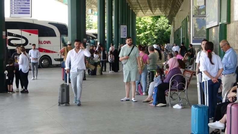 Vatandaşlar bayram tatili için otogara akın etti
