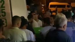 Baba oğlunu boğazından bıçaklayarak öldürdü