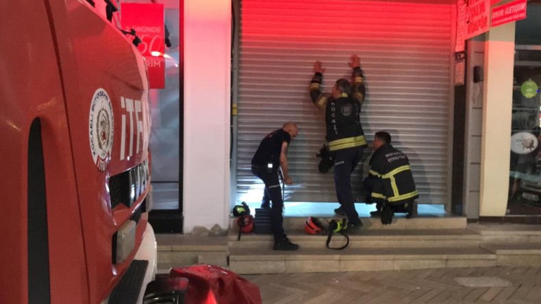 Yeni dükkan açacaklardı, iş hanında mahsur kaldılar