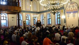 Kocaeli’de vatandaşlar bayram namazı için camileri doldurdu