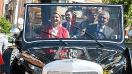 İzmit’in Kurtuluşunun 102’inci yılı; Protokol Gazi Mustafa Kemal Atatürk’ün makam arabasına bindi