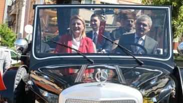 İzmit’in Kurtuluşunun 102’inci yılı; Protokol Gazi Mustafa Kemal Atatürk’ün makam arabasına bindi