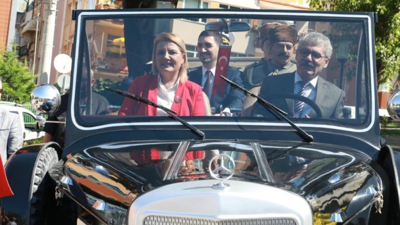 İzmit’in Kurtuluşunun 102’inci yılı; Protokol Gazi Mustafa Kemal Atatürk’ün makam arabasına bindi