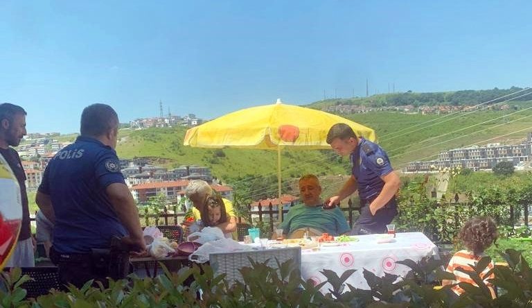 Bahçede bayram kahvaltısı yaparken dehşeti yaşadılar