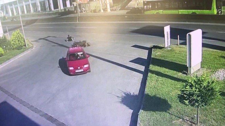 Benzin istasyonu girişinde kaza; 2 yaralı