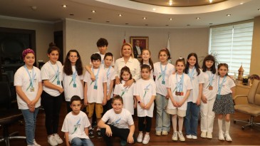 Başkan Hürriyet, İzmitlileri Gururlandıran Minik Yüzücüleri Ağırladı