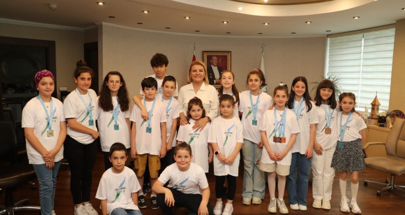 Başkan Hürriyet, İzmitlileri Gururlandıran Minik Yüzücüleri Ağırladı