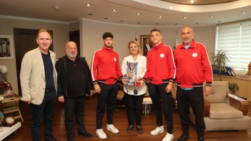 Başkan Hürriyet, Başarılı Güreşçileri Tebrik Etti