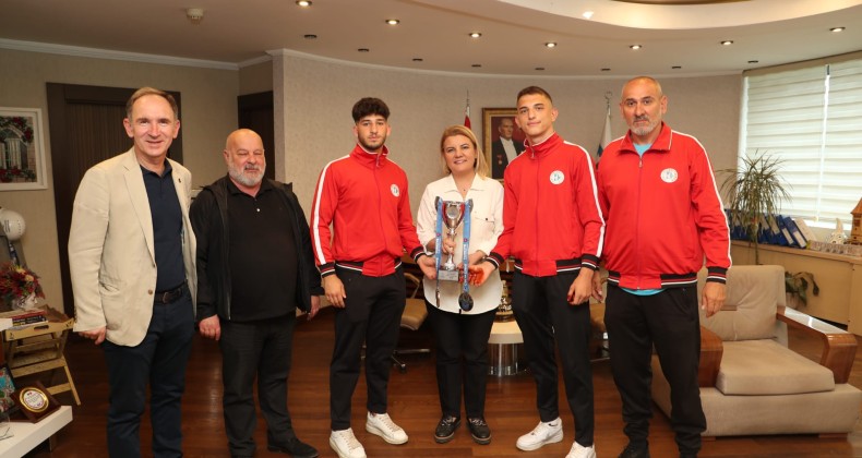 Başkan Hürriyet, Başarılı Güreşçileri Tebrik Etti