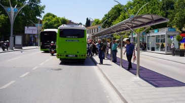 Büyükşehir 12 ilçede durakları yeniliyor