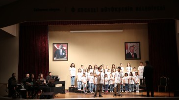 Büyükşehir’in Çocuk Korosu, Şarkılarıyla Geçmişe Götürdü
