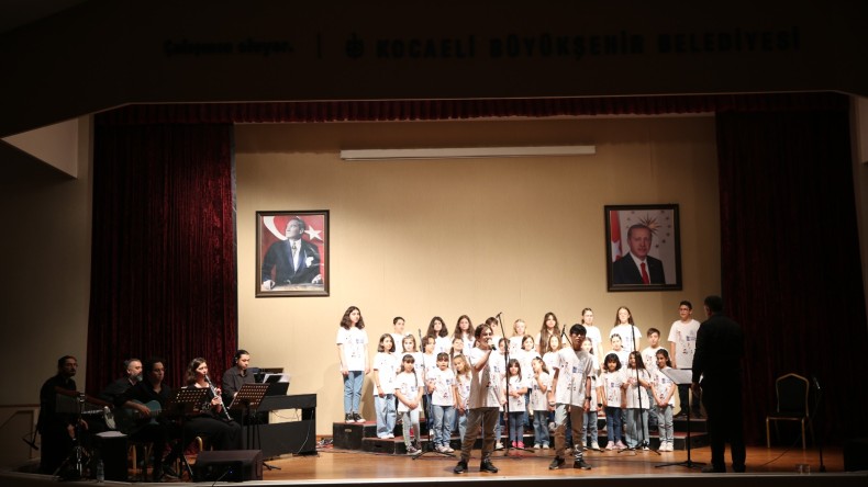 Büyükşehir’in Çocuk Korosu, Şarkılarıyla Geçmişe Götürdü