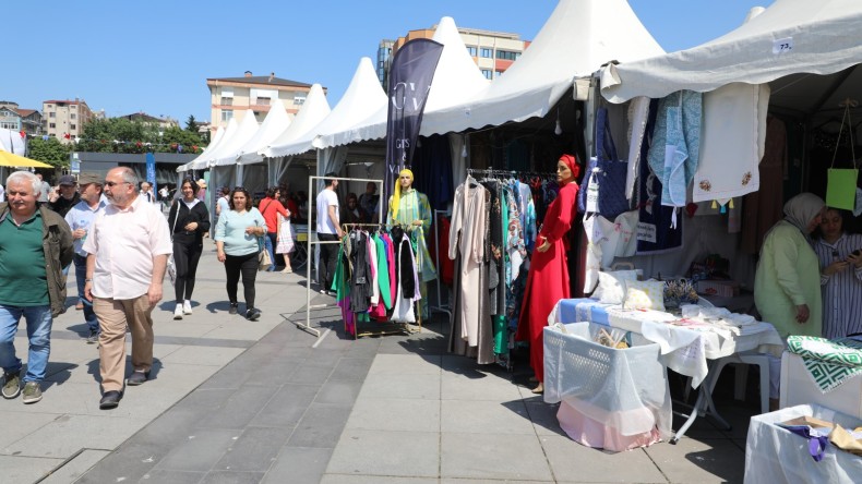 Deprem bölgesinden gelen esnaf Ucuzluk Panayırında