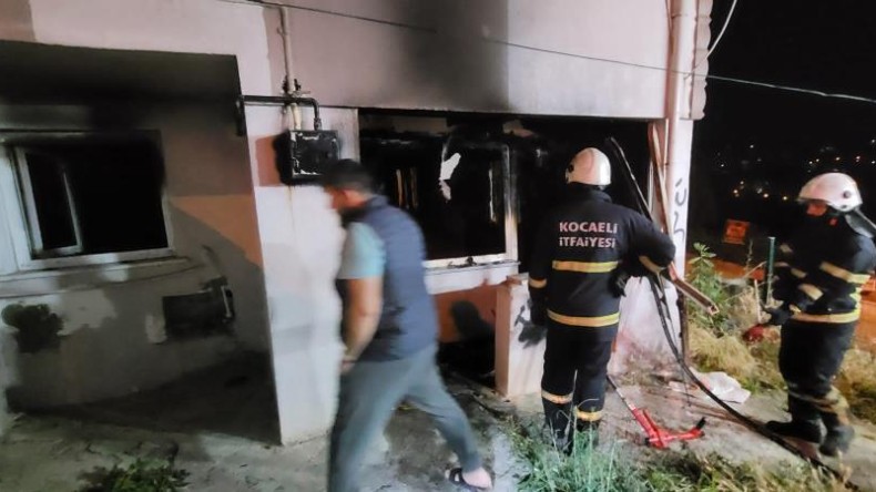 Korkutan yangın; İtfaiye alevler arasına daldı