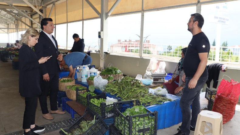 İzmit Belediyesi, pazar esnafı ziyaretlerine devam ediyor