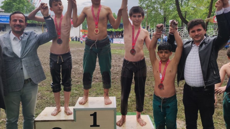 Körfezli minik Çağlar, Akyazı’da kürsüye çıktı