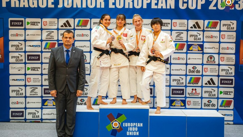 Merve ve Ayşenur, Avrupa’dan madalyayla döndü