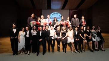 TEVİTÖL’ÜN GÜHER ve SÜHER PEKİNEL MÜZİK BÖLÜMÜ ÖĞRENCİLERİ, YIL SONU KONSERİNDE DİNLEYENLERİ KENDİLERİNE HAYRAN BIRAKTI!