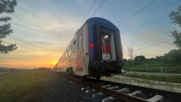 Yolcu treni otomobile çarptı: 1 ağır yaralı