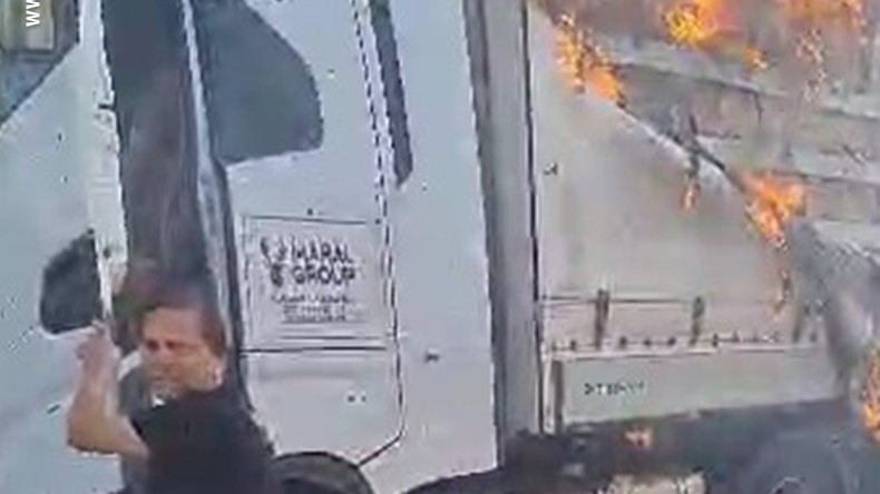 TEM Kocaeli geçişinde TIR alev alev yandı