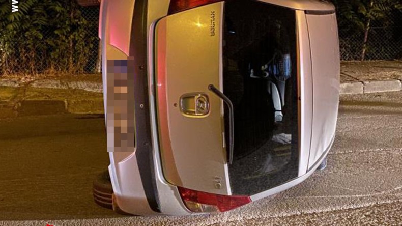 Kontrolden çıkan otomobil sokağın ortasına yan yattı