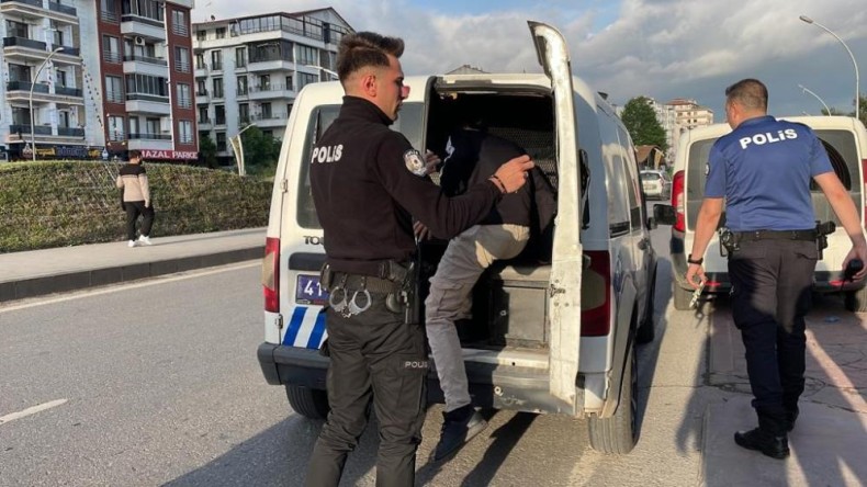 Kız arkadaşlarına laf atan şahıs tarafından bıçaklandı