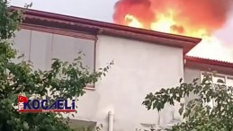 Yıldırım düşen evin çatısı alev aldı