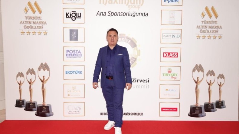 Ünlülerin organizatörü olarak biliniyor: Kırılması güç bir rekora imza attı