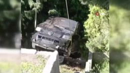 Freni boşalan araç mezarların üzerine uçtu