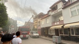 Çatıda çıkan yangın daireye sıçradı: Mahalleli sokağa döküldü