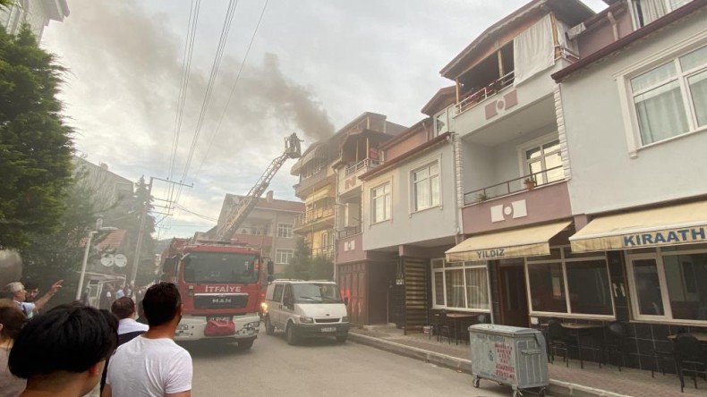 Çatıda çıkan yangın daireye sıçradı: Mahalleli sokağa döküldü